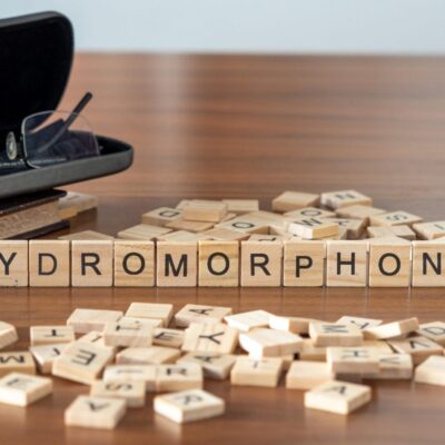 Hydromorphon mit Scrabble-Steinen geschrieben